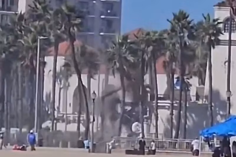 Phòng Cứu hỏa Huntington Beach cho biết có 5 người phải nhập viện, trong đó 2 người ở trên trực thăng và đã được kéo ra an toàn khỏi xác máy bay. Có 3 người trên đường phố bị thương. truc-thang-xoay-nhu-chong-chong.jpg