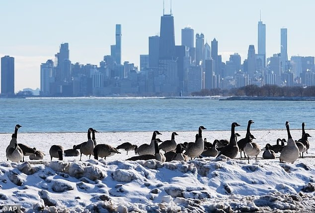 Tại Flint, Michigan, nhiệt độ xuống -19°C, phá kỷ lục -21°C năm 1991. Cuối tuần, Bắc Plains và Trung Tây trên dự báo duy trì mức dưới 0°C, nhiều nơi chỉ từ -17°C đến -7°C. bang-gia-tan-cong-nuoc-my-tao-nen-hien-tuong-thien-nhien-ky-di-2.jpg