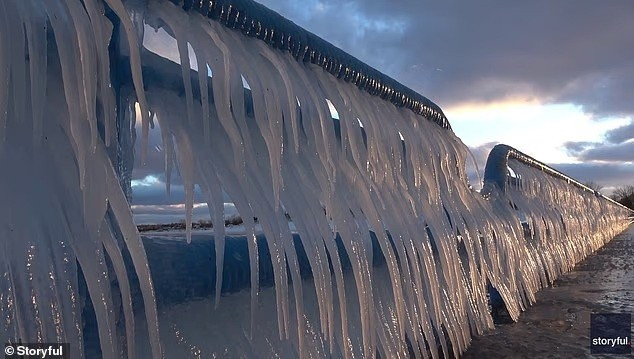 Bờ Đông gồm Philadelphia, New York và Boston tiếp tục dưới 0°C kèm gió mạnh khiến cảm giác lạnh hơn. Trong khi đó, vùng Great Plains có tín hiệu ấm lên vào tuần tới, với mức cao khoảng 10°C. bang-gia-tan-cong-nuoc-my-tao-nen-hien-tuong-thien-nhien-ky-di-4.jpg