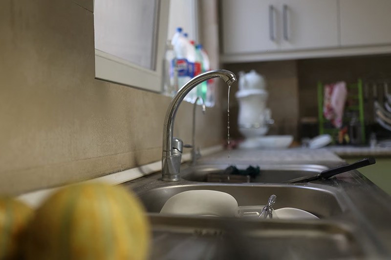 Một lượng nhỏ nước chảy ra từ vòi ở Tehran, 9/11. Ảnh: Reuters. chum-anh-nguoi-da-iran-cau-mua-khi-han-han-tram-trong-1105-05.jpg