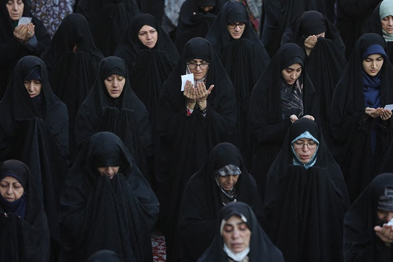 Phụ nữ Iran cầu mưa ở Tehran, 14/11. Ảnh: Reuters. chum-anh-nguoi-da-iran-cau-mua-khi-han-han-tram-trong-1105-010.jpg