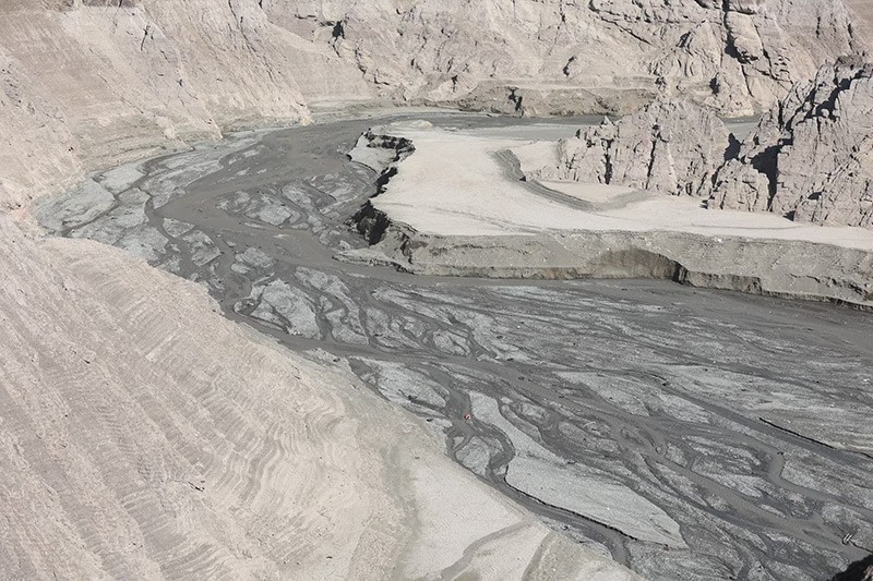 Đập Amirkabir cạn kiệt ở Tehran, 11/11. Ảnh: Reuters. chum-anh-nguoi-da-iran-cau-mua-khi-han-han-tram-trong-1105-012.jpg