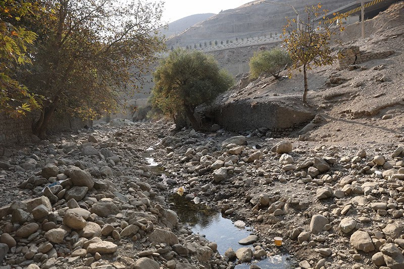 Sông Kan khô cạn ở Tehran, 11/11. Ảnh: Reuters. chum-anh-nguoi-da-iran-cau-mua-khi-han-han-tram-trong-1105-015.jpg