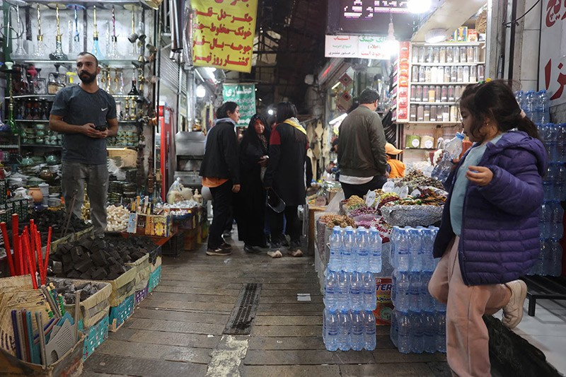 Các chai nước đặt cạnh một cửa hàng ở chợ Tajrish, Tehran, 14/11. Ảnh: Reuters. chum-anh-nguoi-da-iran-cau-mua-khi-han-han-tram-trong-1105-013.jpg
