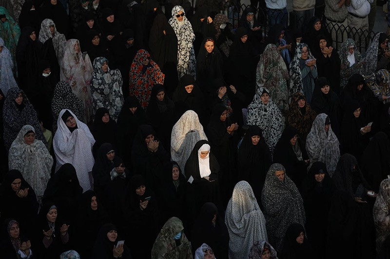 Phụ nữ cầu mưa tại đền Imamzadeh Saleh ở Tehran, 14/11. Ảnh: Reuters. chum-anh-nguoi-da-iran-cau-mua-khi-han-han-tram-trong-1105-016.jpg