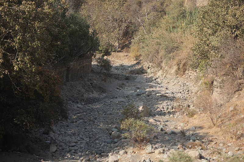 Sông Kan khô cạn ở Tehran, 11/11. Ảnh: Reuters. chum-anh-nguoi-da-iran-cau-mua-khi-han-han-tram-trong-1105-08.jpg