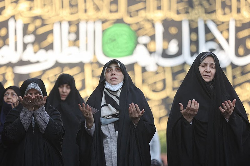 Phụ nữ Iran cầu mưa giữa khủng hoảng hạn hán ở Tehran, 14/11. Ảnh: Reuters. chum-anh-nguoi-da-iran-cau-mua-khi-han-han-tram-trong-1105-01.jpg