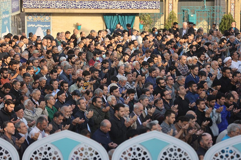 Người dân cầu mưa tại đền Imamzadeh Saleh ở Tehran, 14/11. Ảnh: Reuters. chum-anh-nguoi-da-iran-cau-mua-khi-han-han-tram-trong-1105-011.jpg