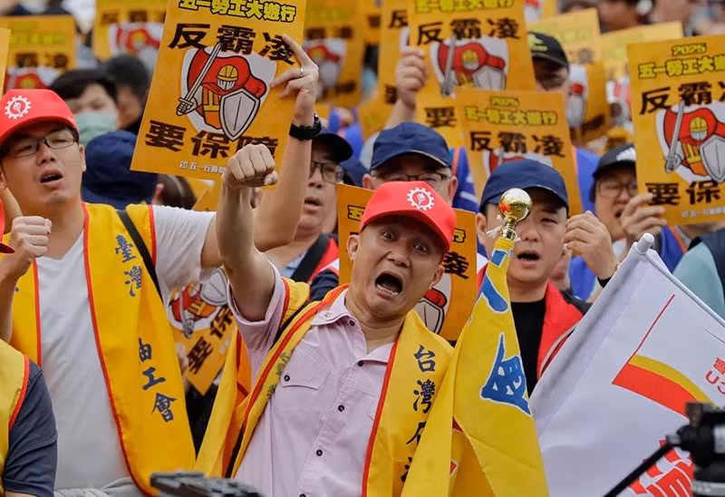 Công nhân Đài Loan giơ cao khẩu hiệu "Cần đảm bảo chống bắt nạt" trong cuộc biểu tình Ngày Quốc tế Lao động tại Đài Bắc, Đài Loan (Trung Quốc). Ảnh: AP chum-anh-tuan-hanh-ngay-quoc-te-lao-dong-0505-03.jpg