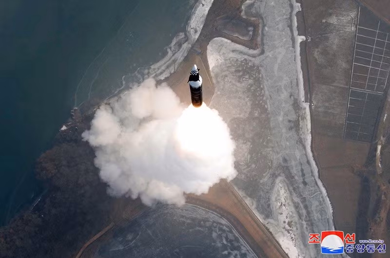 dprk-test-fire-hypersonic-ballistic-missile-060105-05.jpg