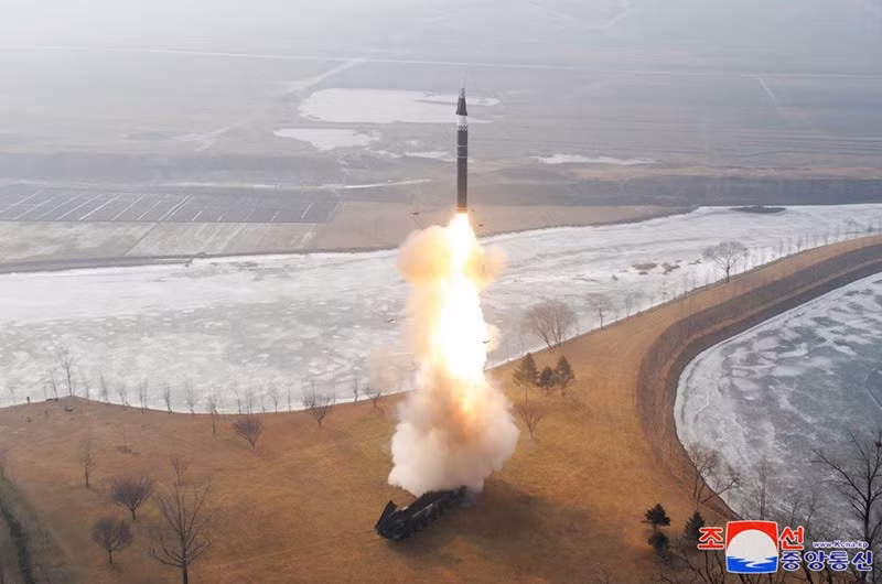 dprk-test-fire-hypersonic-ballistic-missile-060105-03.jpg