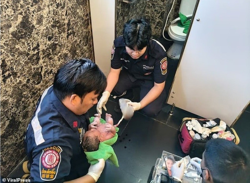 Cảnh sát quận Lat Krabang nhanh chóng có mặt, đưa bé đến Bệnh viện Sirindhorn kiểm tra. Các bác sĩ xác nhận bé nặng khoảng 2,7 kg, sức khỏe ổn định, không bị thương tích. be-so-sinh-song-sot-ky-dieu-trong-bon-nuoc-nha-ve-sinh-o-bangkok-2.jpg