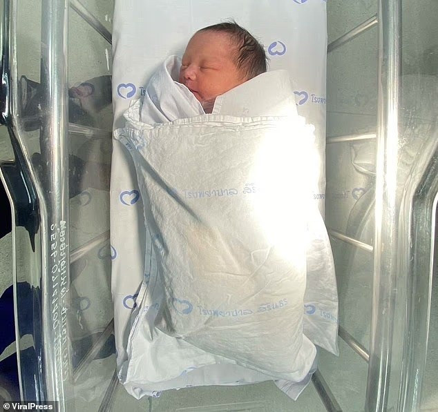 Theo Bộ luật Hình sự Thái Lan, cha mẹ hoặc người bỏ rơi trẻ có thể bị truy tố với mức án tối đa 3 năm tù, phạt tiền đến 6.000 baht (khoảng 5 triệu VND), hoặc cả 2 hình phạt. be-so-sinh-song-sot-ky-dieu-trong-bon-nuoc-nha-ve-sinh-o-bangkok-3.jpg