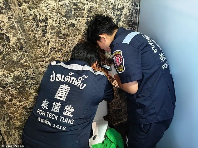 Mới đây, tại Bangkok (Thái Lan), một bé gái sơ sinh đã được phát hiện còn sống trong tình trạng bị bỏ rơi, nhét trong bồn chứa nước của nhà vệ sinh tại một tòa nhà văn phòng. be-so-sinh-song-sot-ky-dieu-trong-bon-nuoc-nha-ve-sinh-o-bangkok-5.jpg