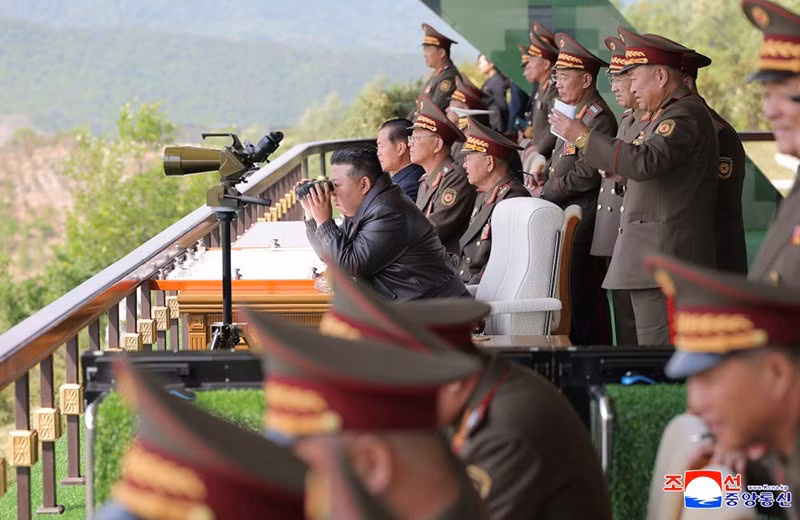 chum-anh-ong-kim-jong-un-thi-sat-tap-tran-chien-thuat-0505-05.jpg