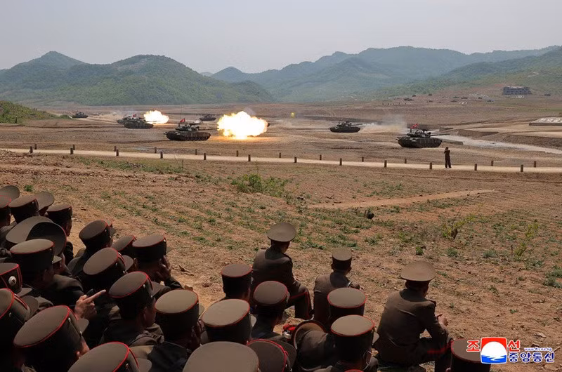 chum-anh-ong-kim-jong-un-thi-sat-tap-tran-chien-thuat-0505-03.jpg