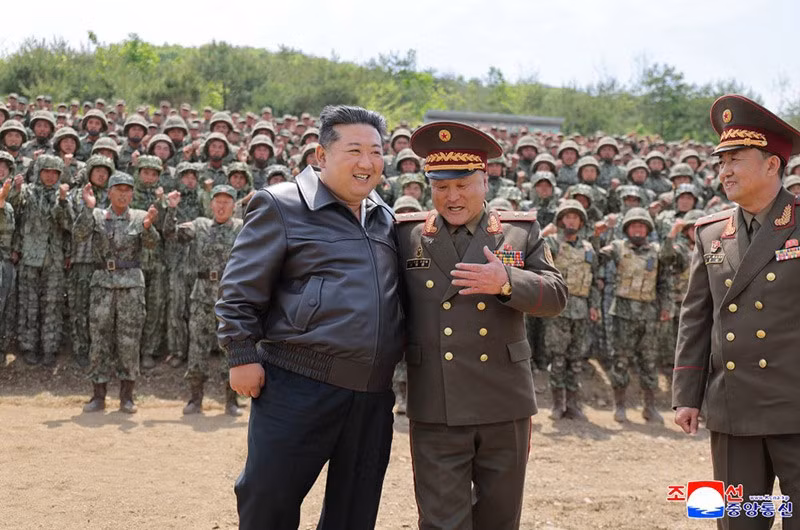 chum-anh-ong-kim-jong-un-thi-sat-tap-tran-chien-thuat-0505-030.jpg