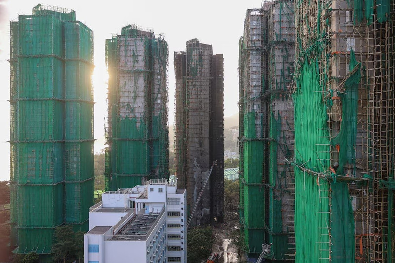 Vụ cháy tại khu chung cư Wang Fuk Court ở Hong Kong đã cướp đi sinh mạng ít nhất 128 người, khiến hàng trăm người khác vẫn mất tích, trở thành thảm họa tồi tệ nhất trong gần 80 năm. hong-kong-tuong-niem-nan-nhan-sau-tham-kich-chay-chung-cu-gay-chan-dong.jpg