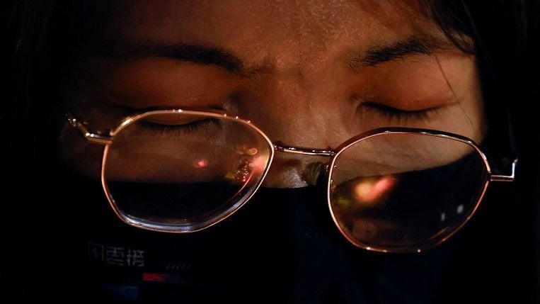 Hàng trăm tình nguyện viên đã lập trại cứu trợ gần trung tâm thương mại đối diện khu chung cư, phân phát thực phẩm nóng, đồ dùng và hỗ trợ người dân mất nhà. hong-kong-tuong-niem-nan-nhan-sau-tham-kich-chay-chung-cu-gay-chan-dong-8.jpg