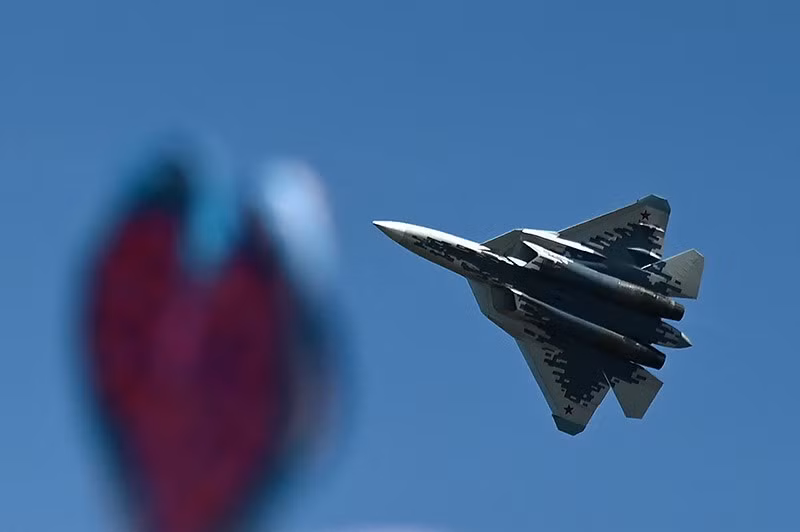 Máy bay chiến đấu thế hệ thứ năm Sukhoi Su-57 của Nga trình diễn tại Aero India 2025. chum-anh-trien-lam-hang-khong-aero-india-2025-03.jpg