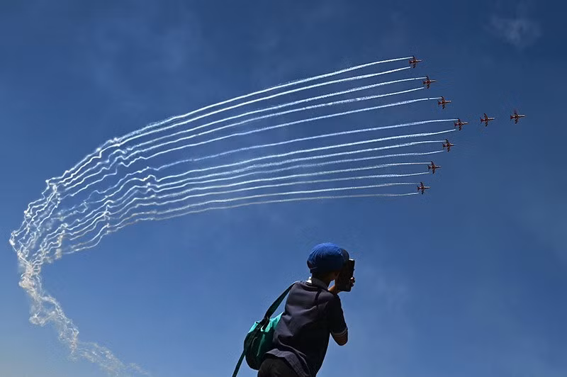 Khán giả ghi lại khoảnh khắc ấn tượng. chum-anh-trien-lam-hang-khong-aero-india-2025-011.jpg