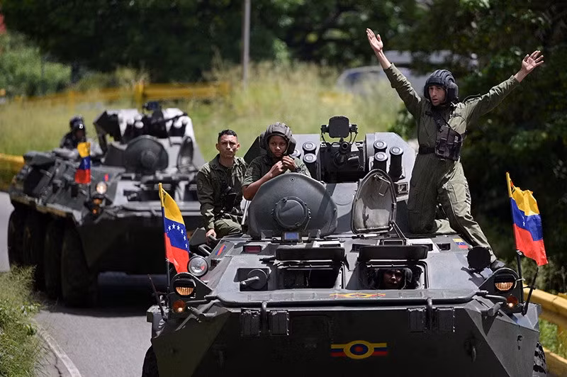 Binh sĩ tham gia diễn tập huấn luyện người dân sử dụng vũ khí tại Caracas, Venezuela. Ảnh: Reuters chum-anh-quan-doi-venezuela-huan-luyen-dan-thuong-05.jpg