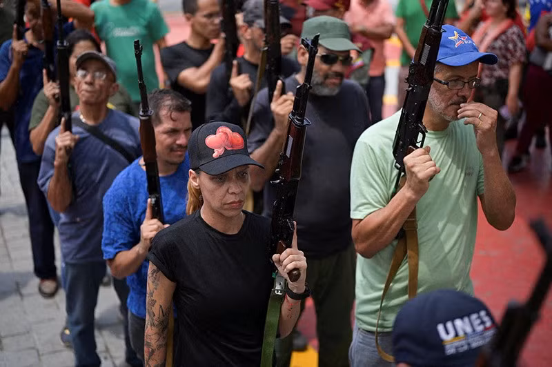 Người dân cầm vũ khí trong một buổi diễn tập do Lực lượng Vũ trang Quốc gia Bolivar dẫn dắt nhằm huấn luyện người dân sử dụng vũ khí tại Caracas, Venezuela. Ảnh: Reuters chum-anh-quan-doi-venezuela-huan-luyen-dan-thuong-01.jpg