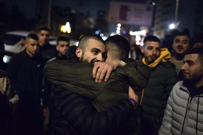 Tổ chức Y tế Thế giới đã cảnh báo rằng "những thách thức to lớn đang ở phía trước để khôi phục hệ thống y tế" sau 15 tháng chiến tranh ở Gaza. Ảnh: Tù nhân Palestine đoàn tụ với người thân. 90-tu-nhan-palestine-vui-mung-duoc-ve-voi-gia-dinh-bom-ngung-roi-o-gaza-5.jpg