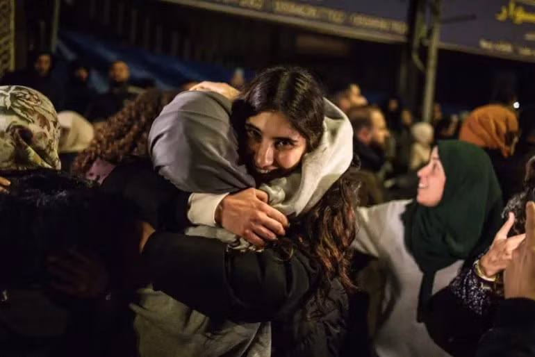 90 tù nhân Palestine đã được thả khỏi nhà tù quân sự Ofer của Israel theo thỏa thuận ngừng bắn giữa Hamas và Israel, trong đó có 3 tù nhân Israel được rời khỏi Gaza trước đó. 90-tu-nhan-palestine-vui-mung-duoc-ve-voi-gia-dinh-bom-ngung-roi-o-gaza-4.jpg