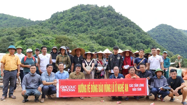 Báo GD&TĐ cùng các nhà hảo tâm trao quà cho người dân bản Xốp Tụ, xã Mỹ Lý. (Ảnh: Phạm Tâm)