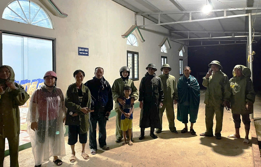 Lực lượng chức năng xã Tam Chung (Thanh Hóa) đưa người dân sơ tán đến nơi an toàn để tránh bão Wipha. (Ảnh: Ly Sa)
