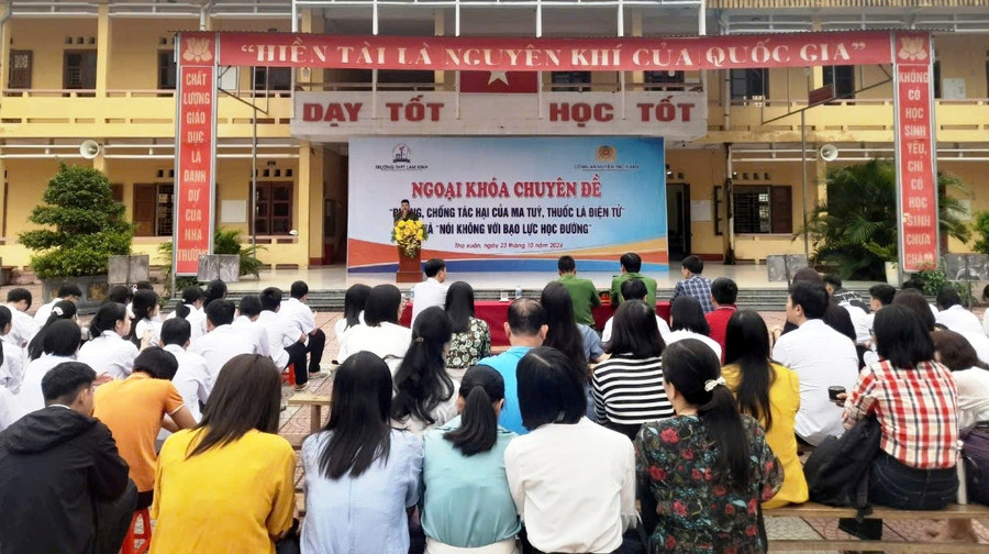 Trường THPT Lam Kinh (Thọ Xuân, Thanh Hóa) tổ chức ngoại khóa chuyên đề phòng chống tác hại thuốc lá. Ảnh: NTCC. 1f0ee5a8df616a3f3370.jpg