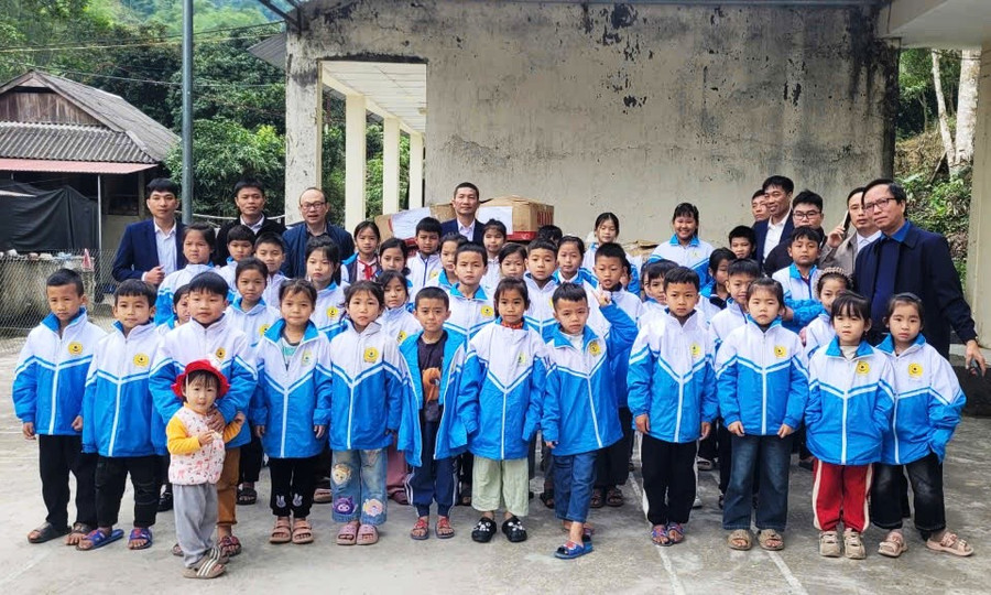 Học sinh ở điểm Co Cài - Trường Tiểu học Trung Lý 2 (Thanh Hóa) đón nhận áo ấm.