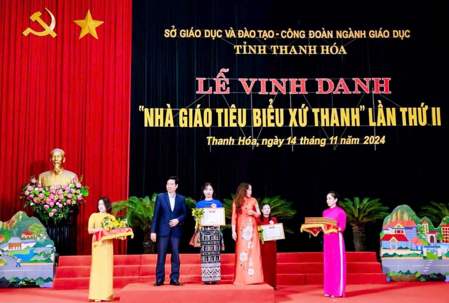 Cô giáo Lê Thị Liên (váy, áo xanh) nhận danh hiệu Nhà giáo Tiêu biểu xứ Thanh.