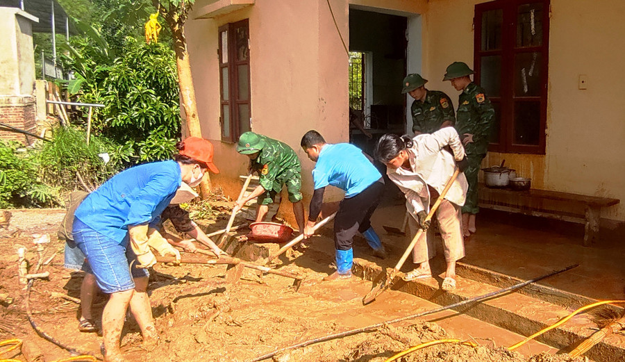 Bộ đội giúp nhà trường khắc phục hậu quả lũ lụt. 4.jpg