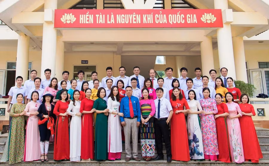 Cô giáo Trương Thị Hòa (người thứ 8 từ trái sang) cùng tập thể cán bộ, giáo viên Trường THPT DTNT Ngọc Lặc (Thanh Hóa).