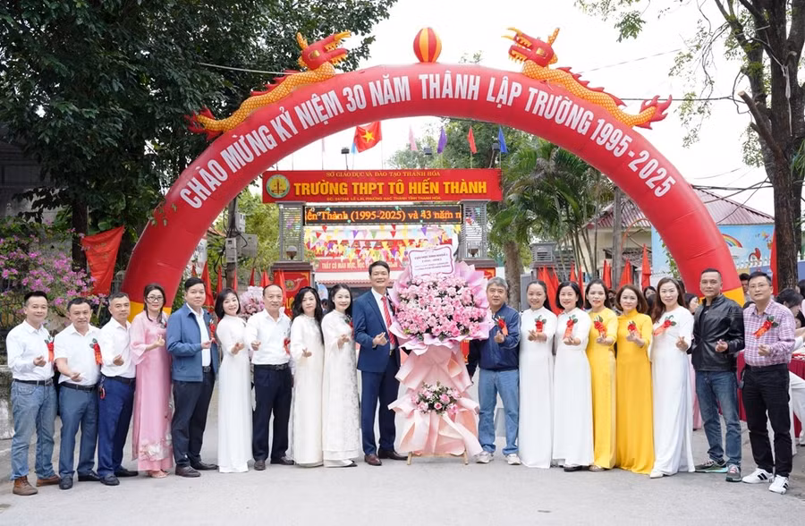 Trường THPT Tô Hiến Thành (phường Hạc Thành, tỉnh Thanh Hóa) Kỷ niệm 30 năm thành lập. Ảnh: NTCC