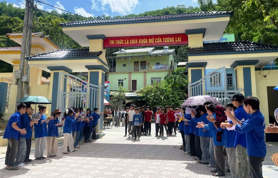 Tình nguyện viên đón các thí sinh vào làm thủ tục dự thi ở Trường THPT Quan Sơn (Thanh Hóa)