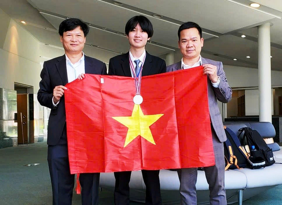 Lê Viết Hoàng Anh và 2 thầy giáo: Nguyễn Thanh Sơn (trái), thầy Nguyễn Hoàng Hà (phải), tại Olympic Vật lý Quốc tế năm 2023 ở Nhật Bản. Ảnh: NVCC 962b36bcfba776f92fb6.jpg