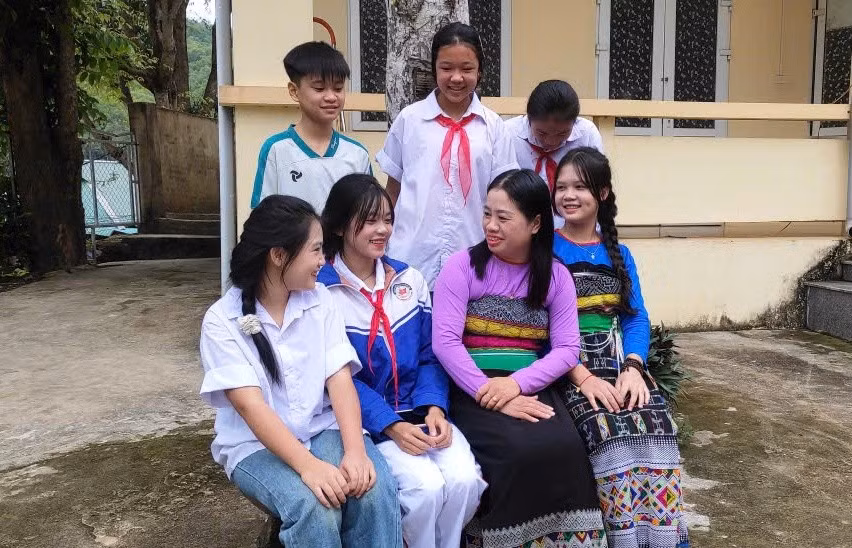 Cô Tống Thị Phượng và học trò thân thương của mình. Ảnh: Thế Lượng 