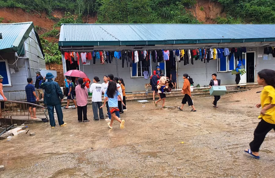 Học sinh Trường PTDTBT-THCS Trung Lý di dời đồ đạc ra khỏi ký túc xá.