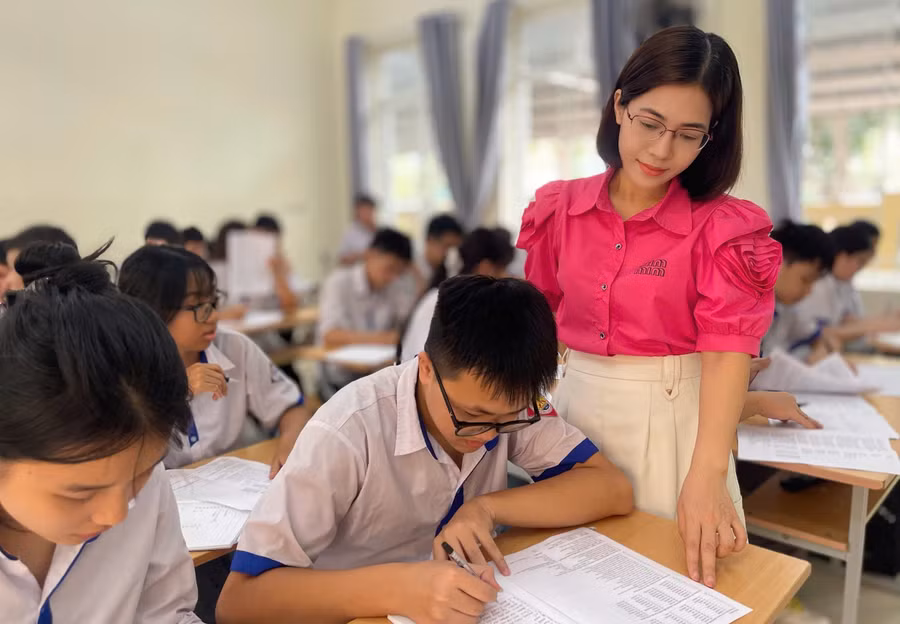 Cô và trò Trường THCS Đông Thọ (phường Hàm Rồng, tỉnh Thanh Hóa) đang tập trung ôn thi.