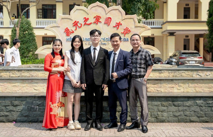Trịnh Hải Đăng cùng gia đình và thầy giáo chủ nhiệm Vũ Đoàn Kết (người thứ 2 từ phải sang). Ảnh: GĐCC 5631e493785af104a84b.jpg