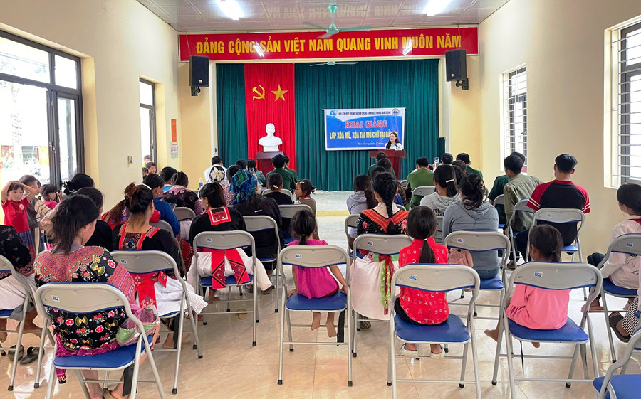 Lớp xóa mù chữ cho người dân ở bản Ón, xã Tam Chung (Thanh Hóa). Ảnh: Tuấn Bình