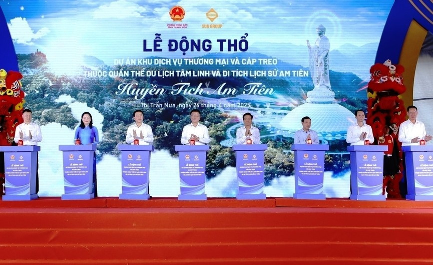 Phó Thủ tướng Lê Thành Long và lãnh đạo các ban, bộ, ngành ở Trung ương, lãnh đạo tỉnh Thanh Hóa, Tập đoàn Sun Group, cùng lãnh đạo huyện Triệu Sơn thực hiện nghi thức động thổ Dự án.