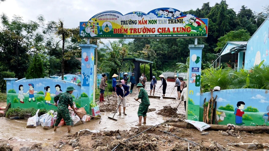 Lực lượng Quân đội giúp nhà trường khắc phục hậu quả lũ lụt ở xã Tam Thanh.