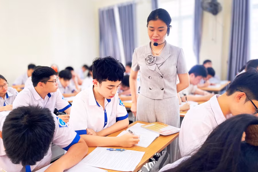 Giáo viên Trường THCS Đông Thọ (TP Thanh Hóa) dạy ôn miễn phí cho học sinh khối lớp 9 tại trường.