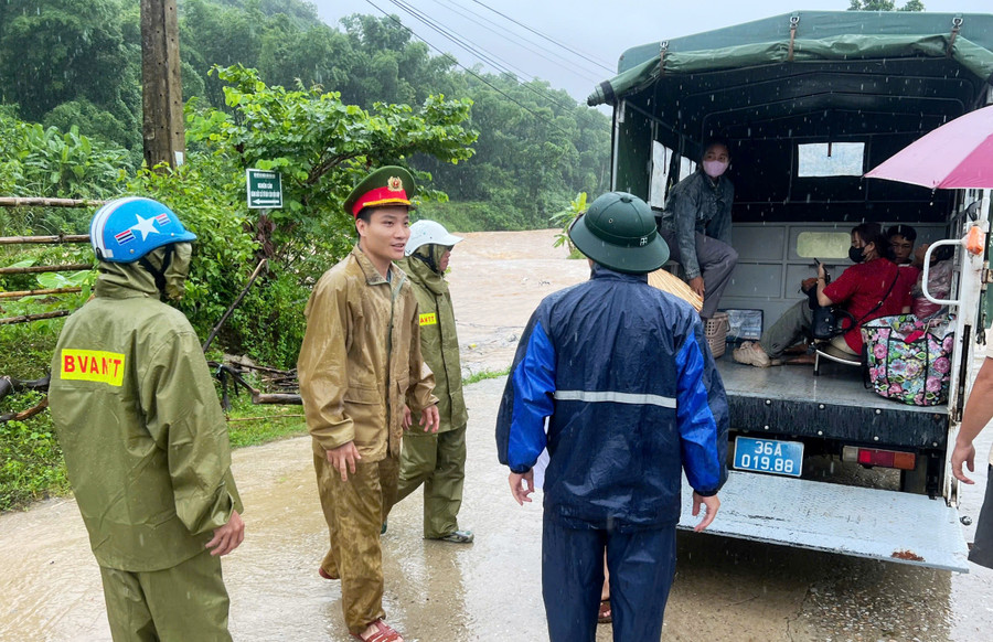Sản phụ trở dạ, khó sinh đã được lực lượng Công an hỗ đến bệnh viện kịp thời. (Ảnh: CTV) 51633fe6-28c5-4d15-958e-534f4ed6b87d.jpg
