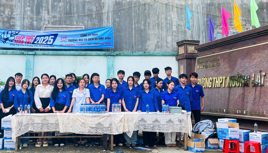 Thanh niên tình nguyện tại điểm thi Trường THPT Mường Lát - nơi nữ sinh Lương Thị Kiều đang dự thi. 1b3cba46-ce44-41f4-a744-0d4611c3ac48.jpg