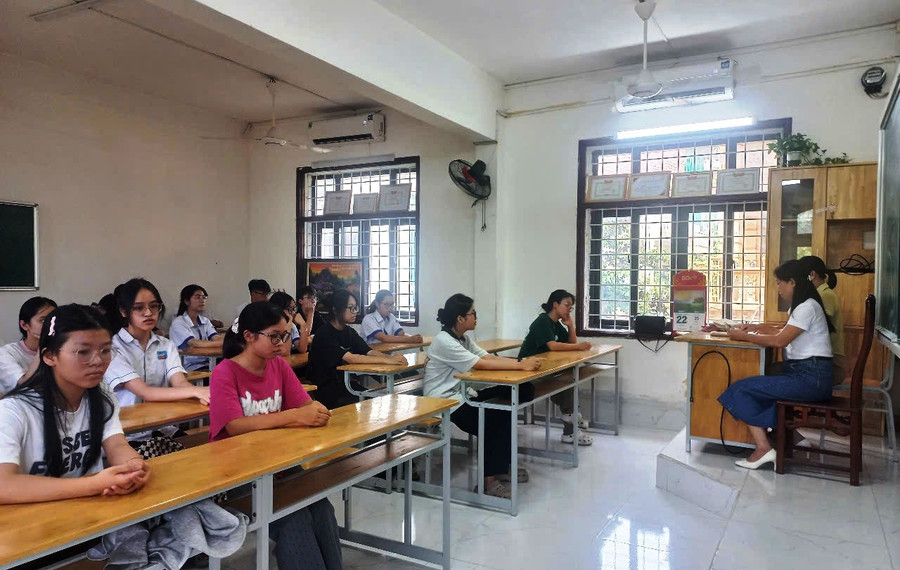 Các thí sinh học nội quy, quy chế thi tại Trường THPT Hàm Rồng (TP Thanh Hóa). z6664026781889-81e037a1306859b825bcd6008378374e.jpg